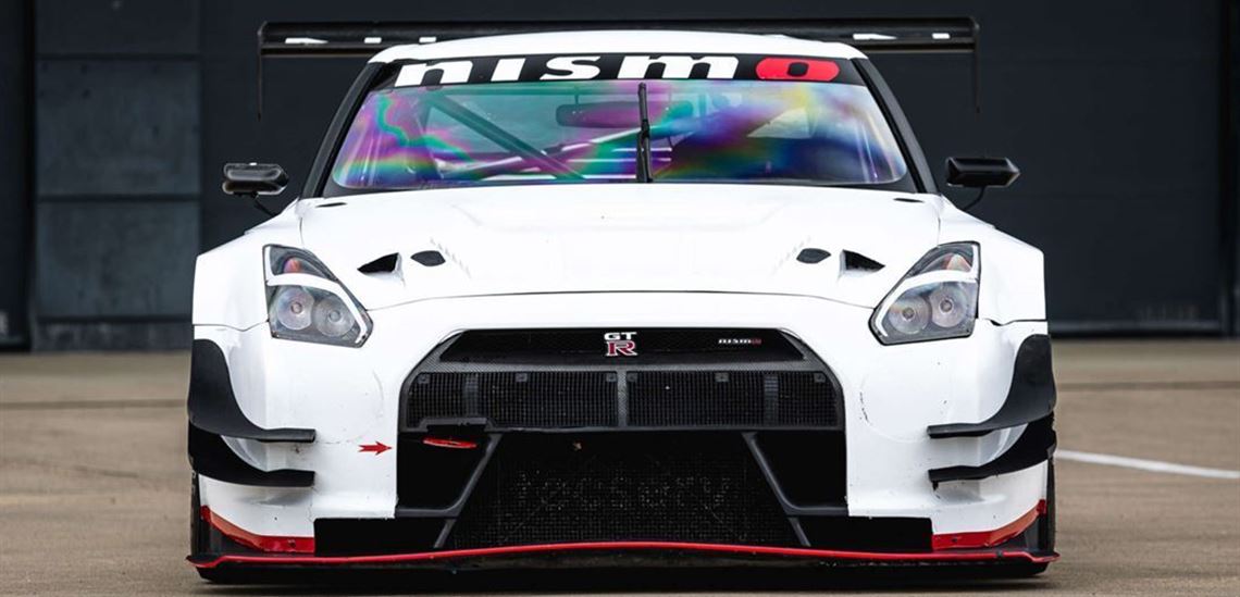 2014-nissan-r35-gt-r-8a01