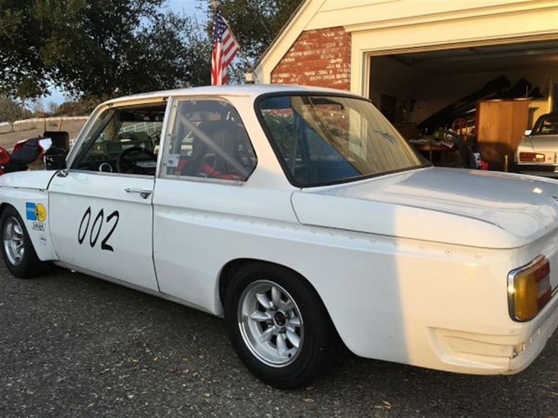 1974-bmw-2002-b-sedan-race-vara-california