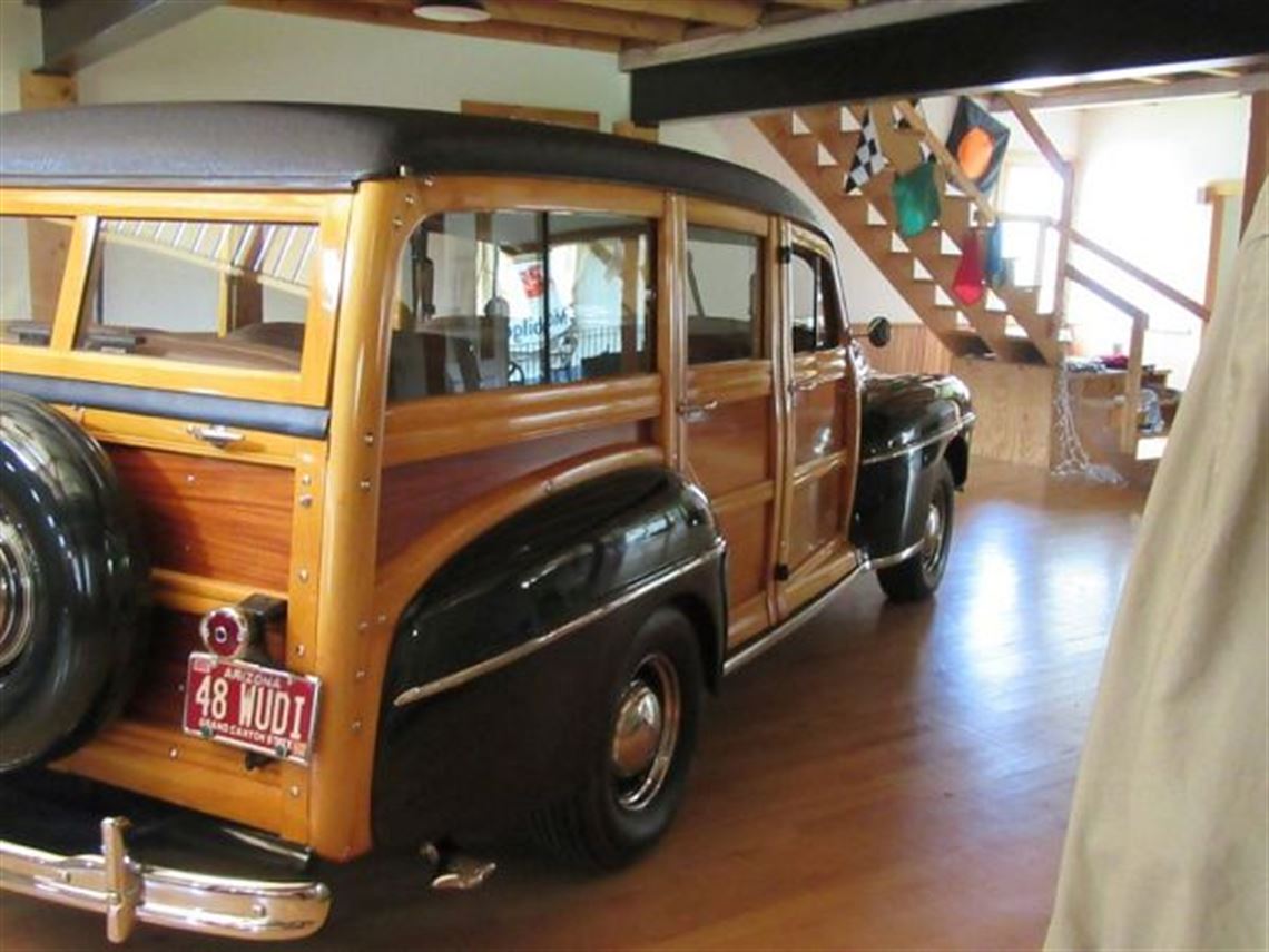 1948-ford-woody-deluxe