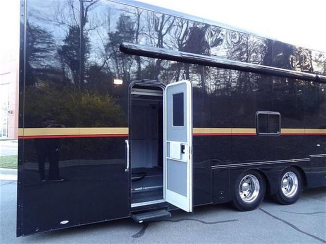2014-volvo-show-hauler