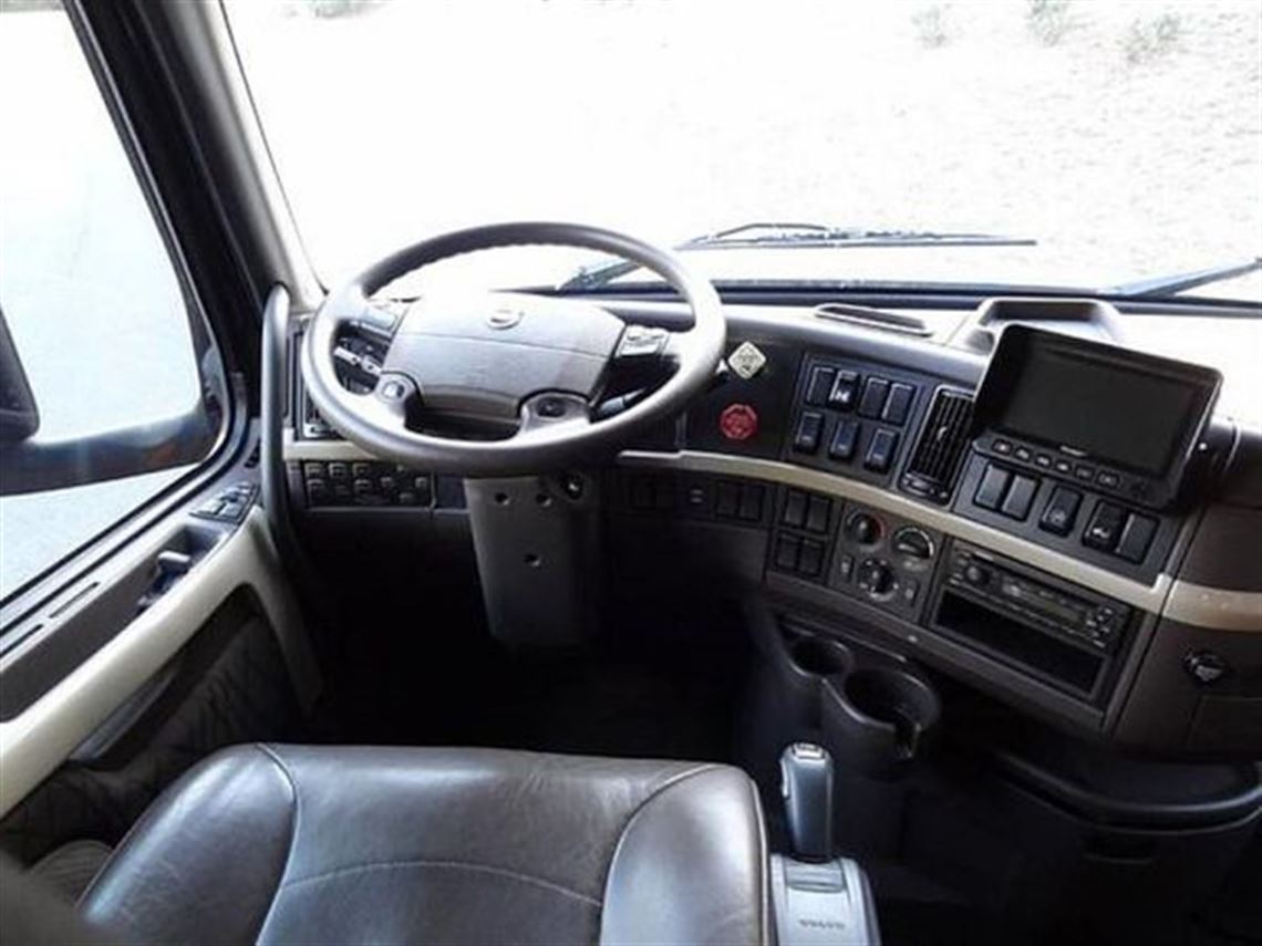2014-volvo-show-hauler