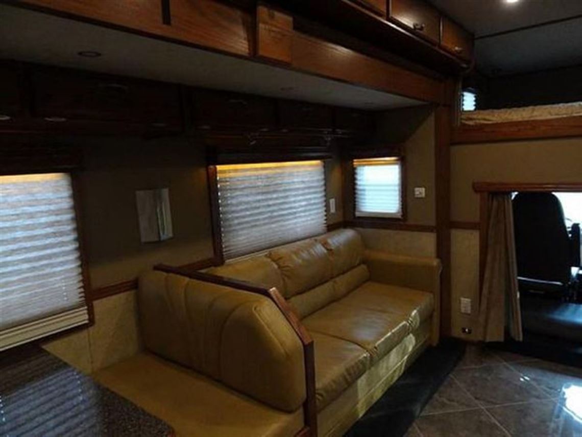 2014-volvo-show-hauler