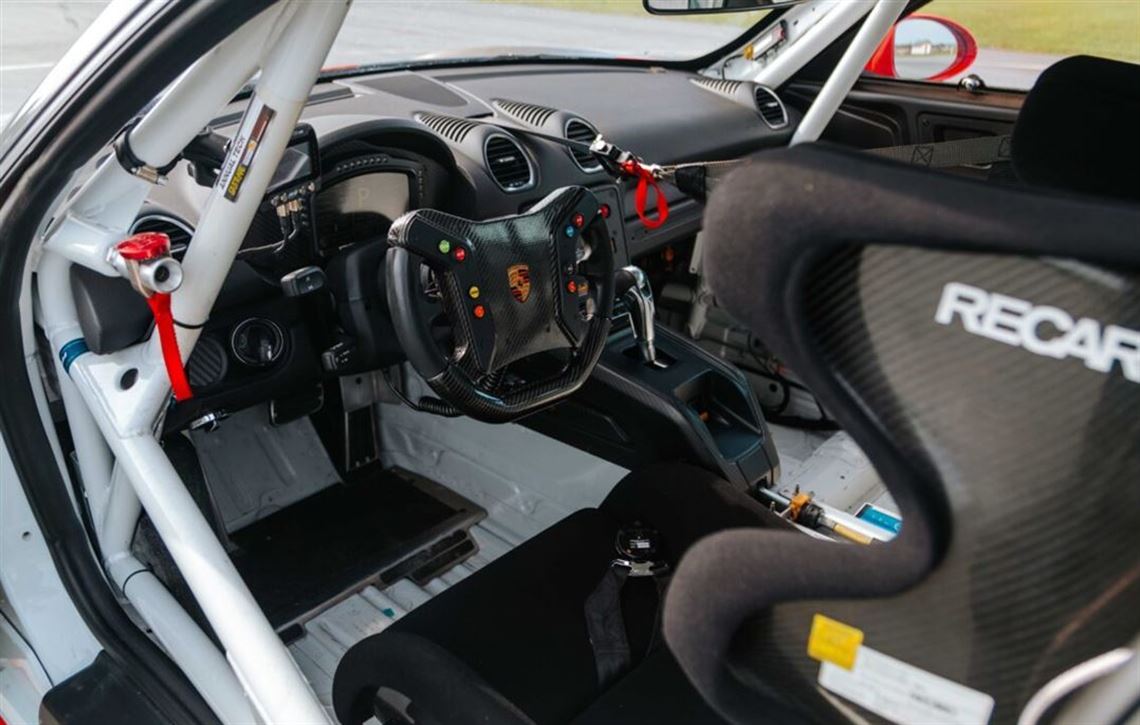 2019-porsche-718-gt4-clubsport-mr-w-big-spare