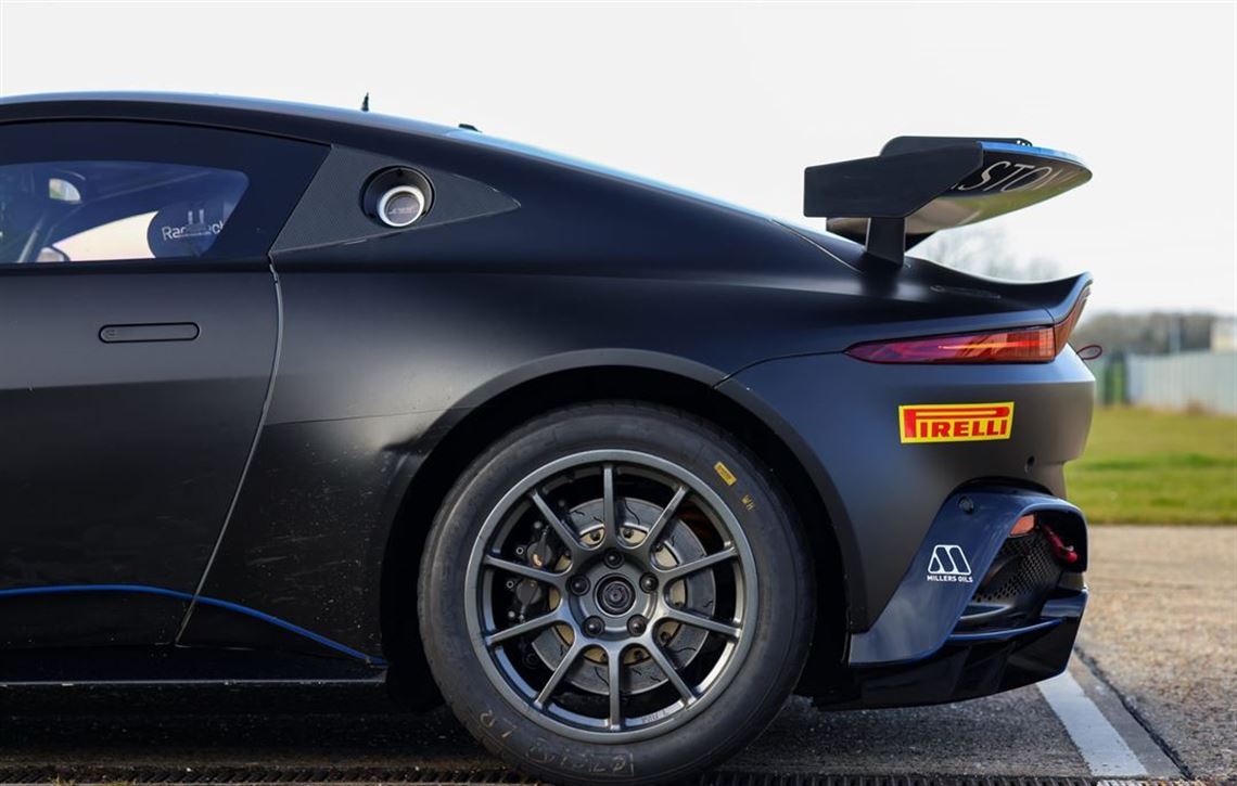 2022-aston-martin-vantage-amr-gt4