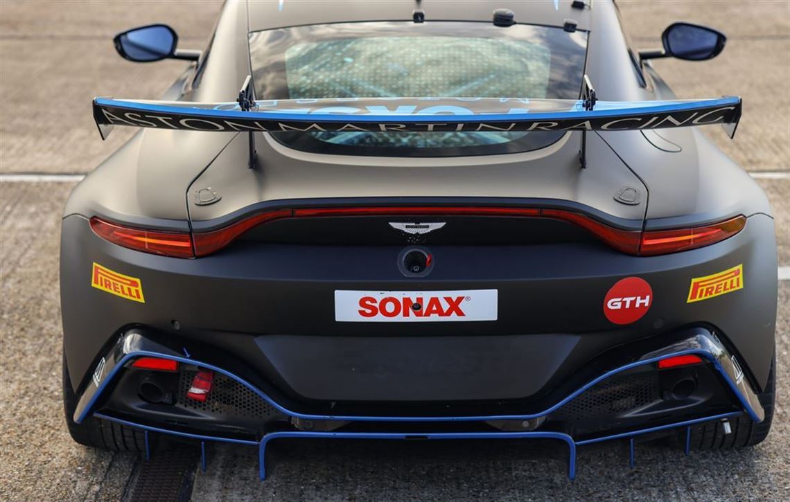 2022-aston-martin-vantage-amr-gt4