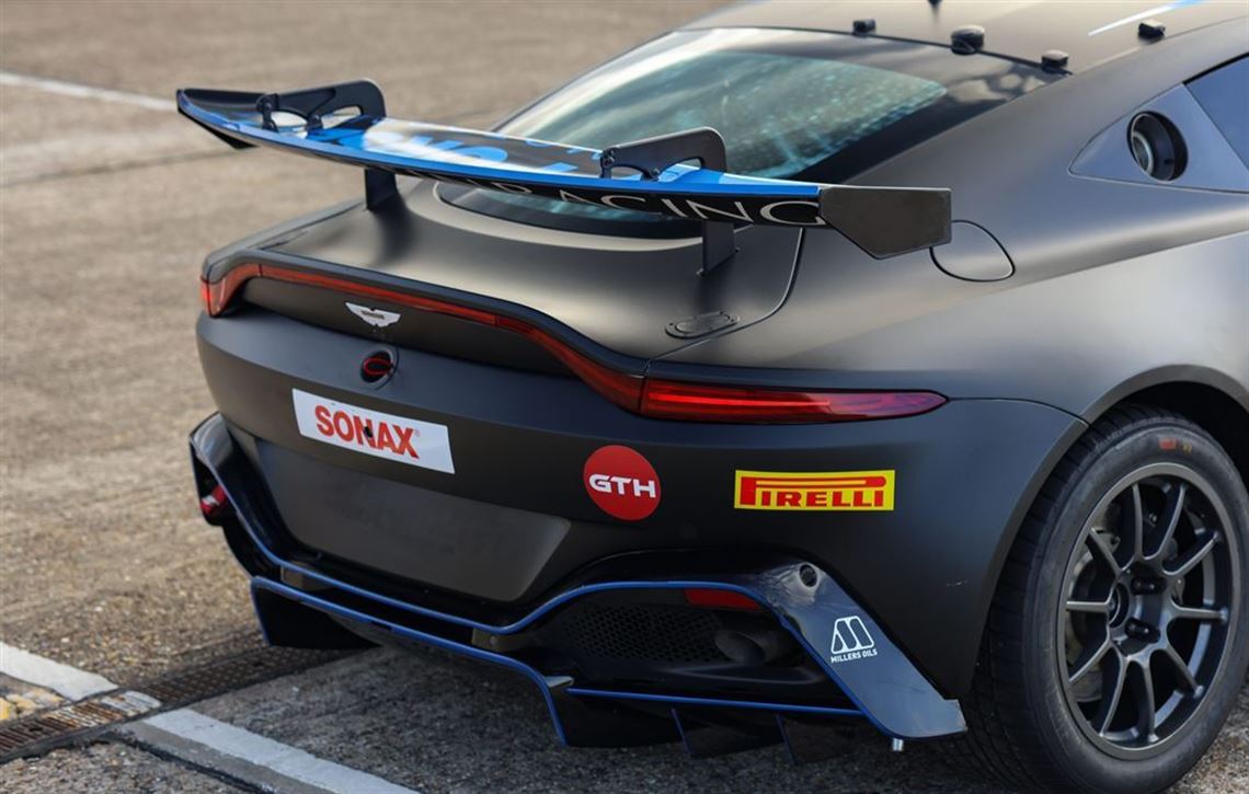 2022-aston-martin-vantage-amr-gt4