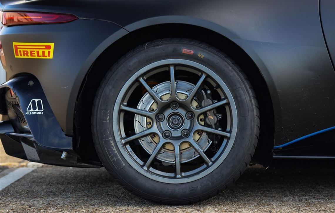 2022-aston-martin-vantage-amr-gt4