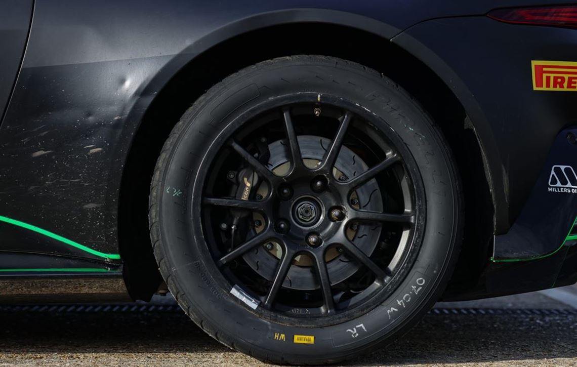 2021-aston-martin-vantage-amr-gt4