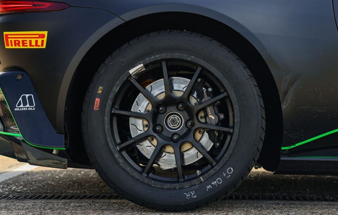 2021-aston-martin-vantage-amr-gt4